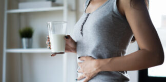 Kobieta z objawami nietolerancji laktozy