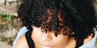 Jakie produkty do stylizacji włosów powinny być stosowane podczas lokowania