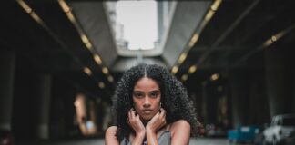 Jakie są najczęstsze błędy popełniane podczas lokowania włosów i jak ich uniknąć?