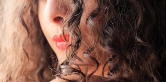Jakie kształty twarzy pasują do różnych rodzajów loków i jak wybrać odpowiednią fryzurę?