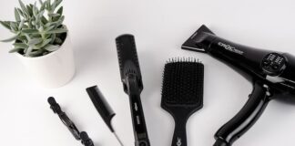 Jak uniknąć uszkodzenia włosów podczas suszenia za pomocą prostownicy lub lokówki