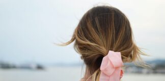 Najlepsze triki do zawiązywania włosów na noc