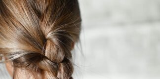 Zawiązywanie włosów na kręconych włosach