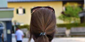 Jak zrobić retro fryzurę z zawiązanymi włosami?