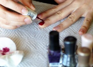 Czy zmywacz do paznokci odtłuszcza? Czy zmywacz do paznokci odtłuszcza?