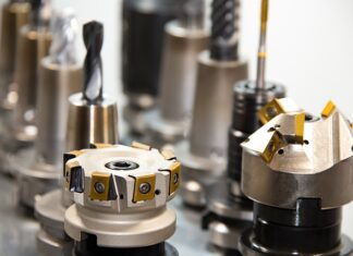 Co jest lepsze aceton czy frezarka?